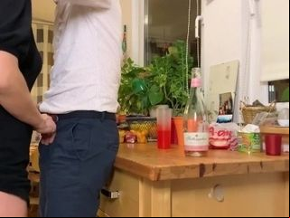 'Ich habe ihn in der KÃ¼che verfÃ¼hrt - Leidenschaftlicher Rimjob und Blowjob'